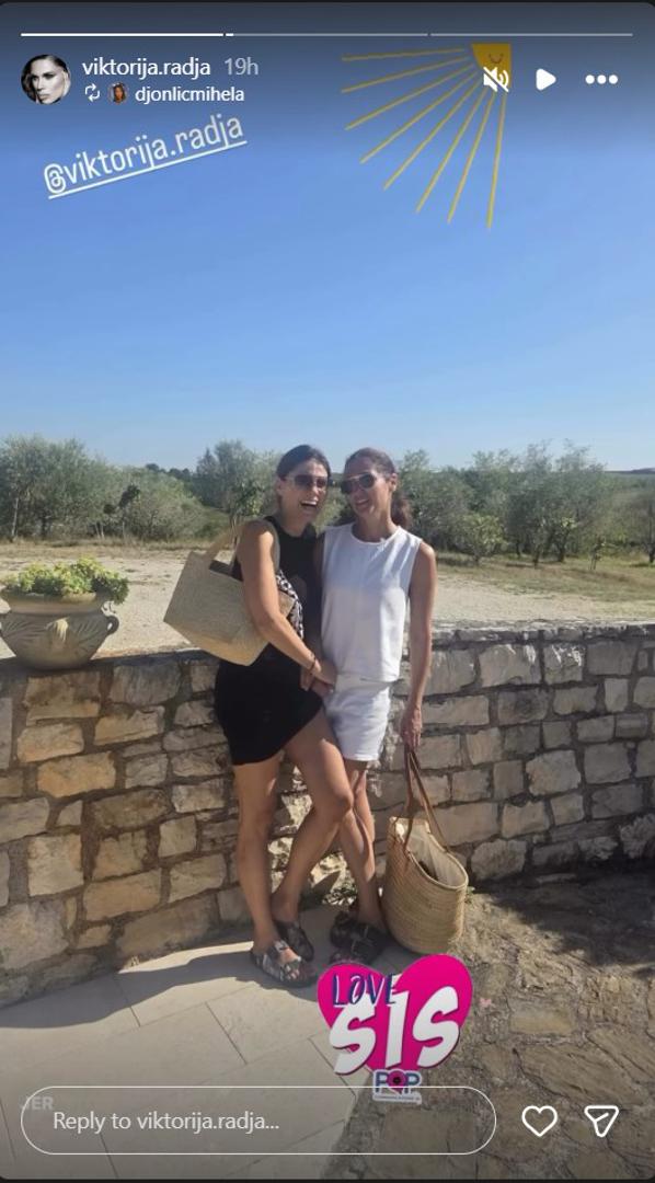 Sestre su na fotografiji zagrljene i nasmijane pozirale na suncu – Viktorija u crnoj, a Mihaela u potpuno bijeloj kombinaciji. Uz fotografiju je Viktorija označila sestrin profil, a za glazbenu podlogu odabrala pjesmu Olivera i Petra Dragojevića.