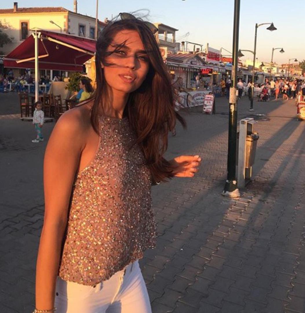 I dok je Mesut na udaru kritika lijepa Amine ima drugih briga, treba izabrati vjenčanicu