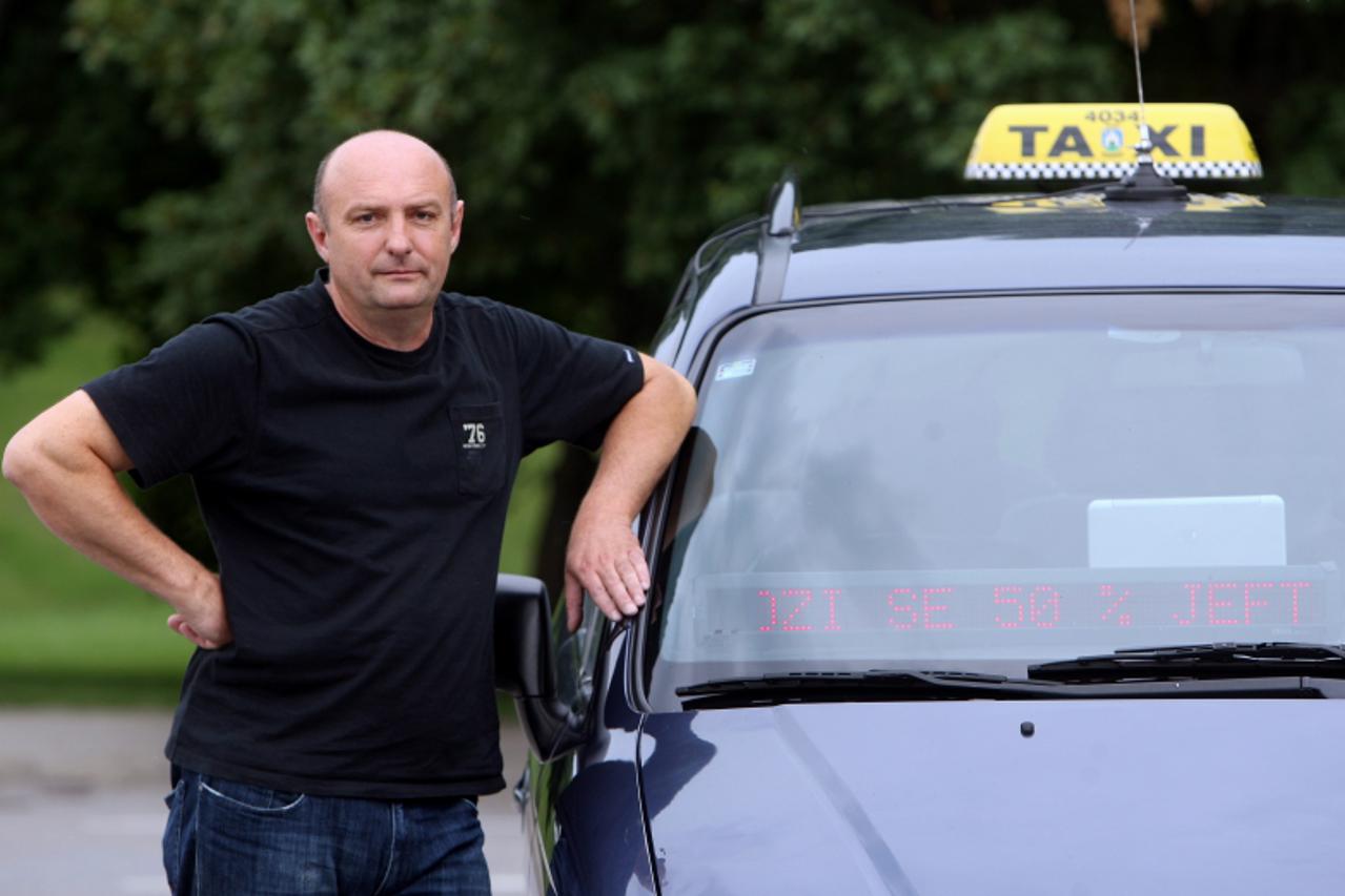 '07.06.2011., Zagreb - Taksist Darko Gregl koji je stavio u svoj automobil displej sa kojim privlaci klijente. Photo: Slavko Midzor/PIXSELL'