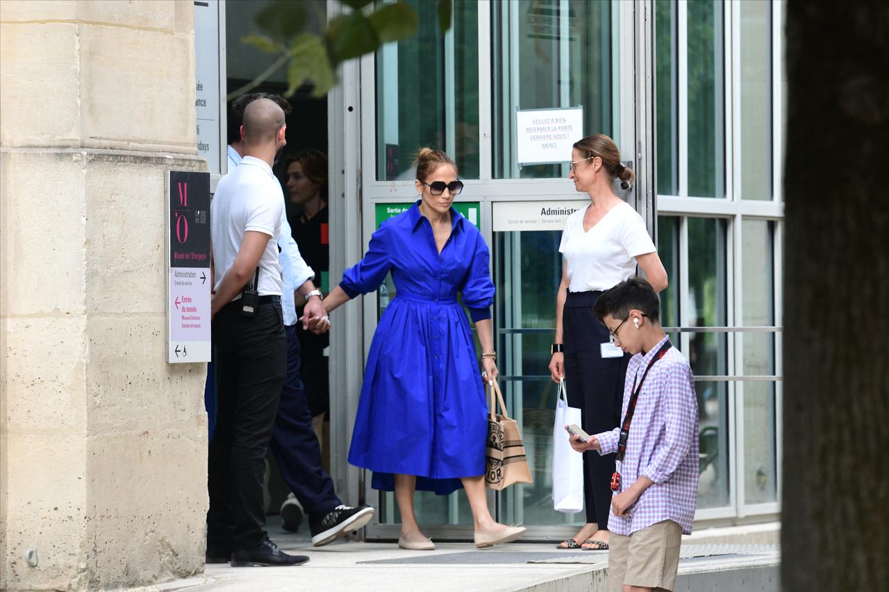 Semi-Exclusif - Ben Affleck et sa femme Jennifer Lopez ont visité le musée de l'Orangerie avec leurs enfants respectifs Seraphina, Violet, Maximilian et Emme lors de leur lune de miel à Paris