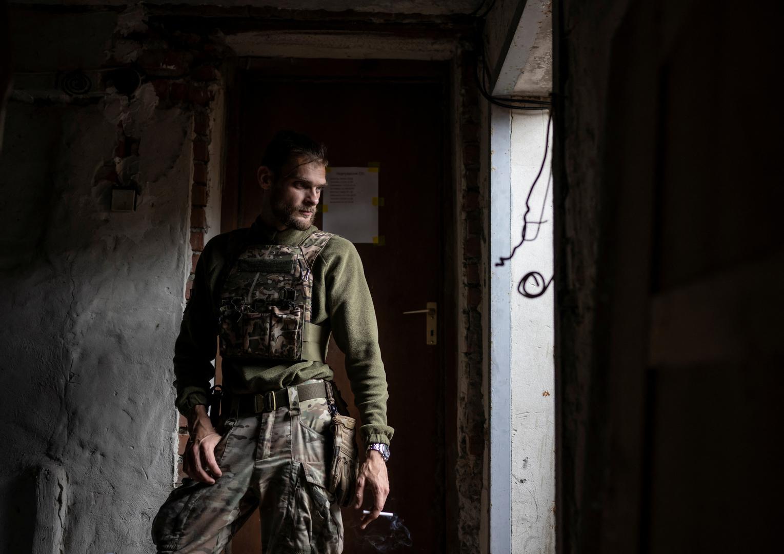 An artilleryman of the 13th Operative Purpose Brigade 'Khartiia' of the National Guard of Ukraine smokes, amid Russia's attack on Ukraine, on the frontline, near the village of Lyptsi in Kharkiv region, Ukraine June 17, 2024. REUTERS/Viacheslav Ratynskyi Photo: VIACHESLAV RATYNSKYI/REUTERS