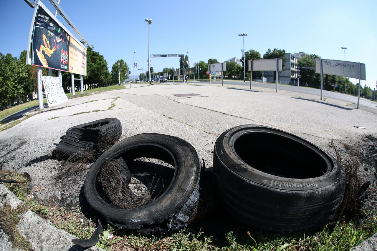 Na više lokacija u Novom Zagrebu zapaljene su gume i postavljen je transparent