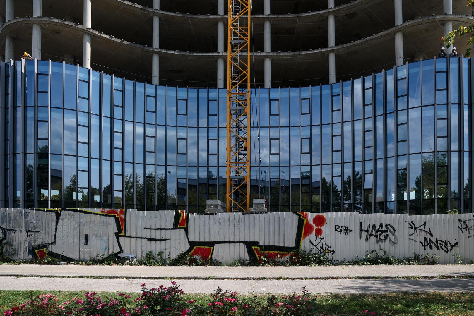 Posebnost projekta trebala bi biti i fleksibilnost uredskih prostora. Investitor navodi da će se prostori moći prilagođavati različitim potrebama korisnika, s jedinicama veličine od približno 260 do 1240 četvornih metara po katu. U poslovnom dijelu predviđeno je ukupno šest uredskih etaža.