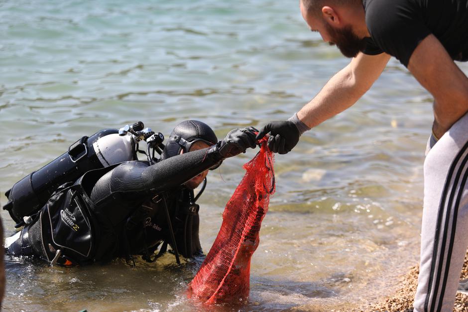 Čišćenje podmorja i plaže u Zatonu uoči Međunarodnog dana voda