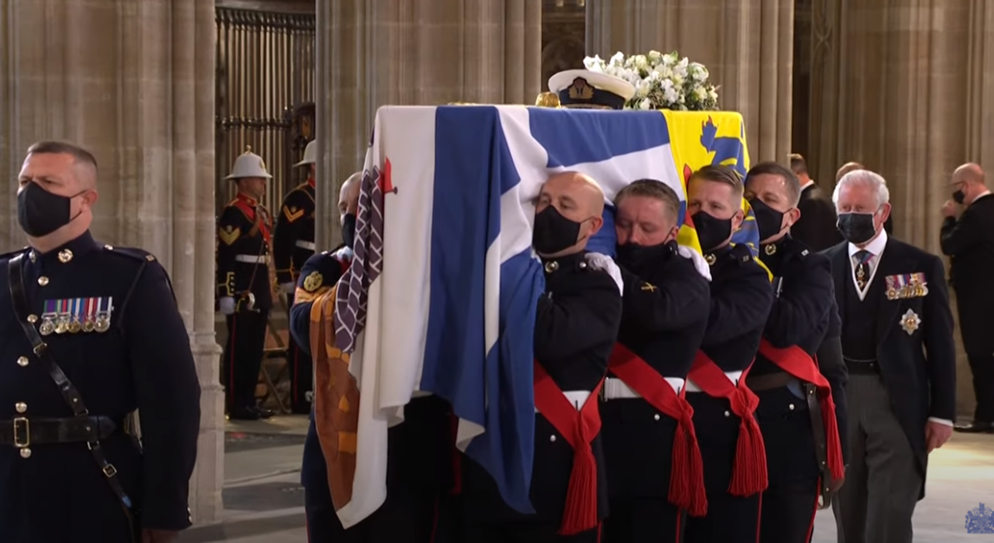 Kraljica je do kapelice stigla Bentleyem na začelju kolone, a orkestar je cijelim putem svirao državnu himnu. Današnjim danom prestaje razdoblje žalosti za naciju. Kraljevska obitelj bit će još dva tjedna u žalosti, ali će nastaviti s nekim javnim angažmanima noseći simbolične crne vrpce.