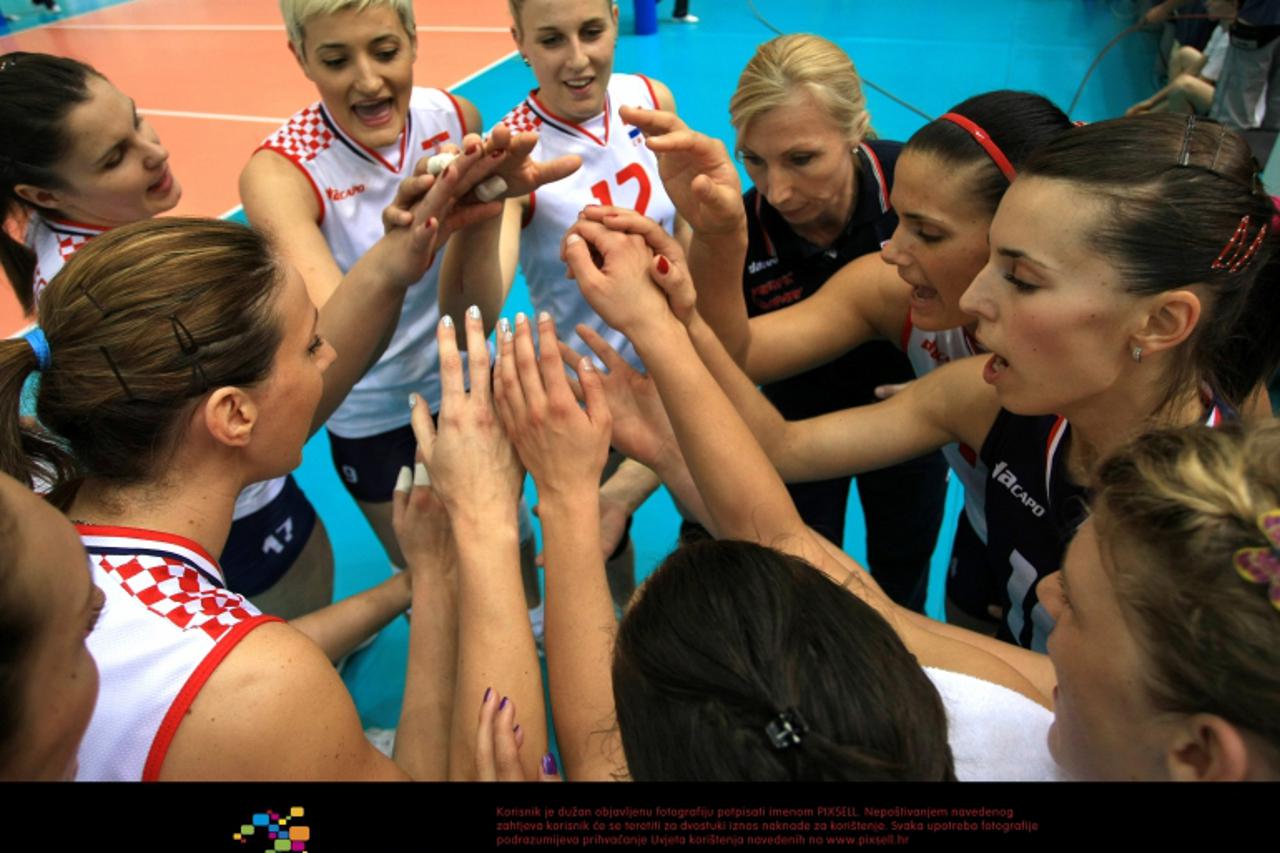 \'25.06.2011., Osijek - U sportskoj dvorani Gradski vrt odigrano 5. kolo Europske lige u odbojci za zene, Hrvatska - Rumunjska. Irina Kirilova i odbojkasice hrvatske prije utakmice. Photo: Davor Javor