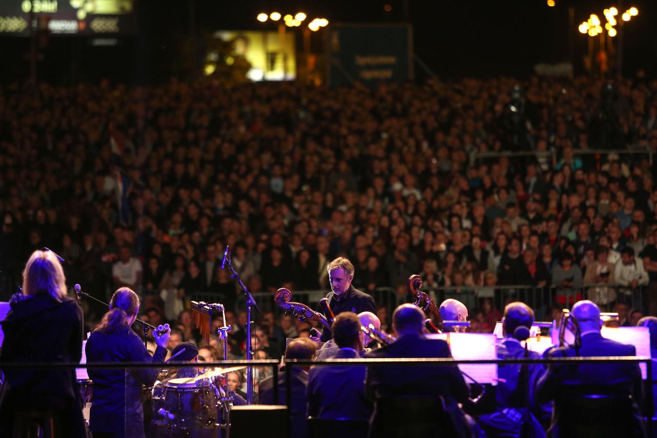 Koncert Miroslava Škore kod fontana ispred NSK