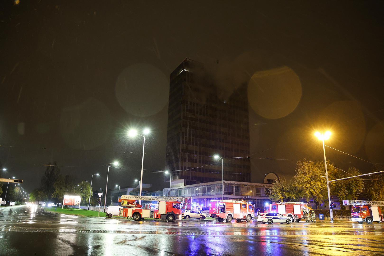 Naveo je kako su se vatrogasci nakon toga morali povući gasiti požar izvana, što nije efikasno, jer se požar mora gasiti iznutra. "Ali jednostavno, preopasno bi bilo ulaziti u prostor zahvaćen požarom, pogotovo, ako imate požar ispod sebe", objasnio je Jembrih