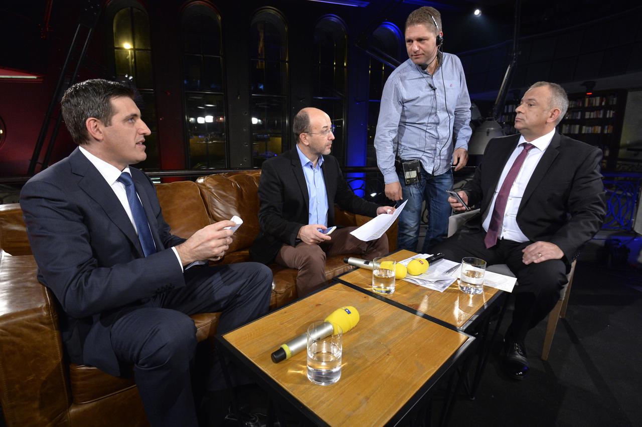08.11.2015., Zagreb - Izvjestavanje televizijskih kuca o rezultatima parlamentarnih izbora. Studio RTL-a u kavani Johann Franck na Trgu bana Jelacica. Bozo Skoko, Kresimir Macan, Zoran Sprajc.  Photo: Marko Lukunic/PIXSELL