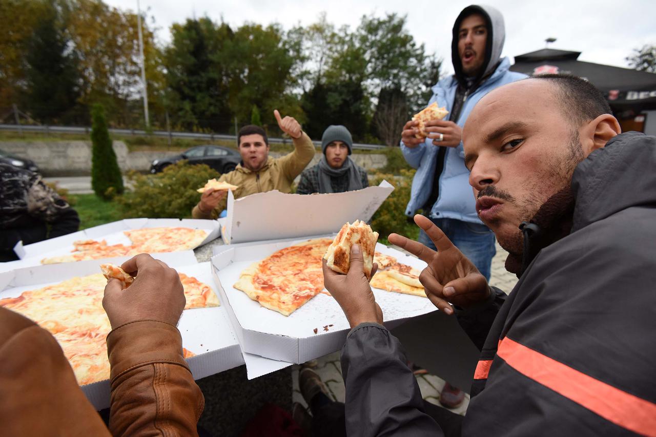 22.10.2015., Spielfeld, Austrija- Na austrijsku granicu stiglo vise od 2000 migranata, a tisuce su jos u dolasku. Austrijska policija uvodi red jer je pritisak iz Slovenije prevelik. Izbjeglice autobusima krecu prema Njemackoj. Photo: Vjeran Zganec Rogulj