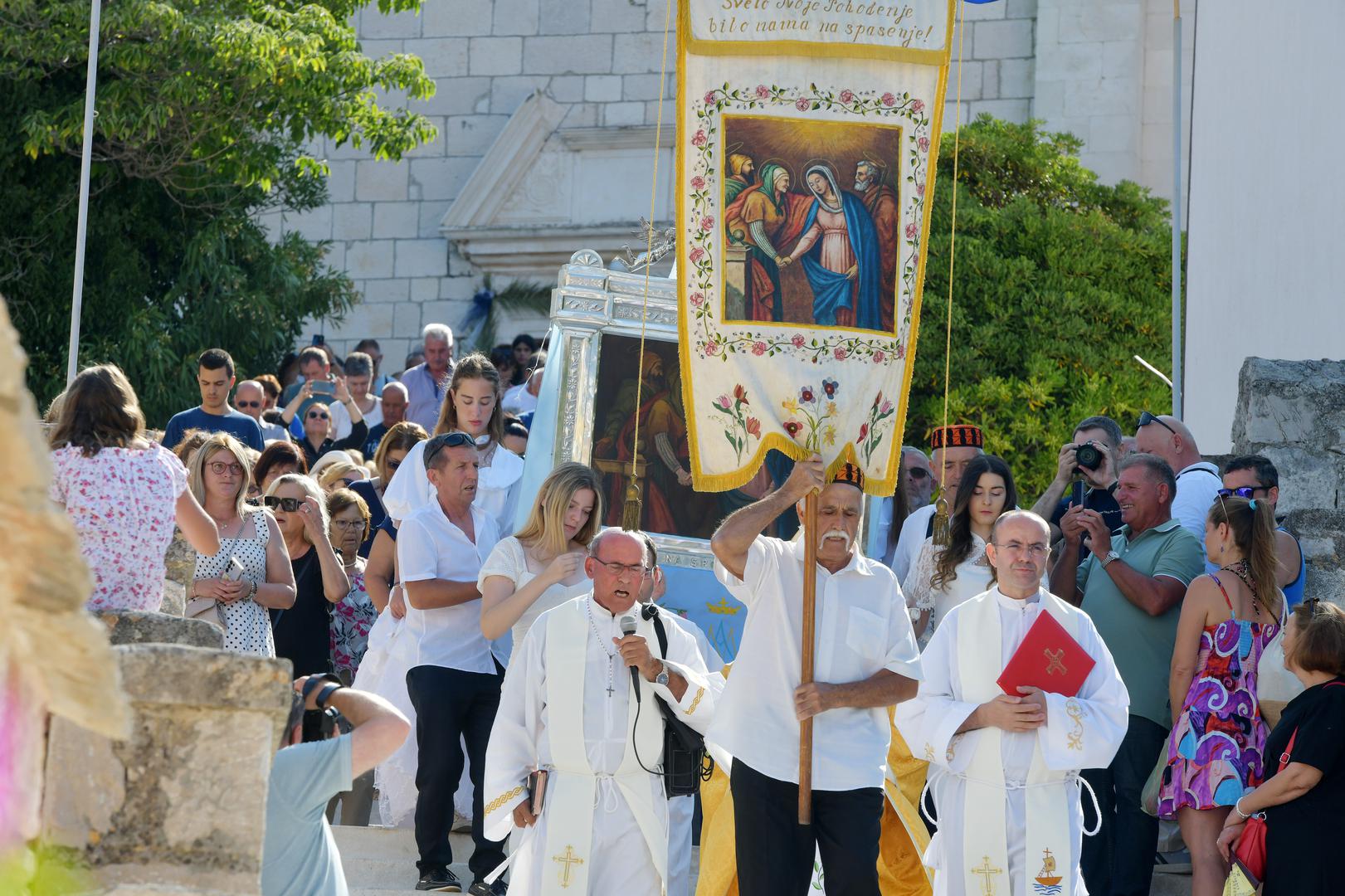 Ovaj običaj poseban je i po tome što spaja duhovnost s morem – elementom koji je Rogozničanima uvijek bio izvor života, hrane i sigurnosti.
