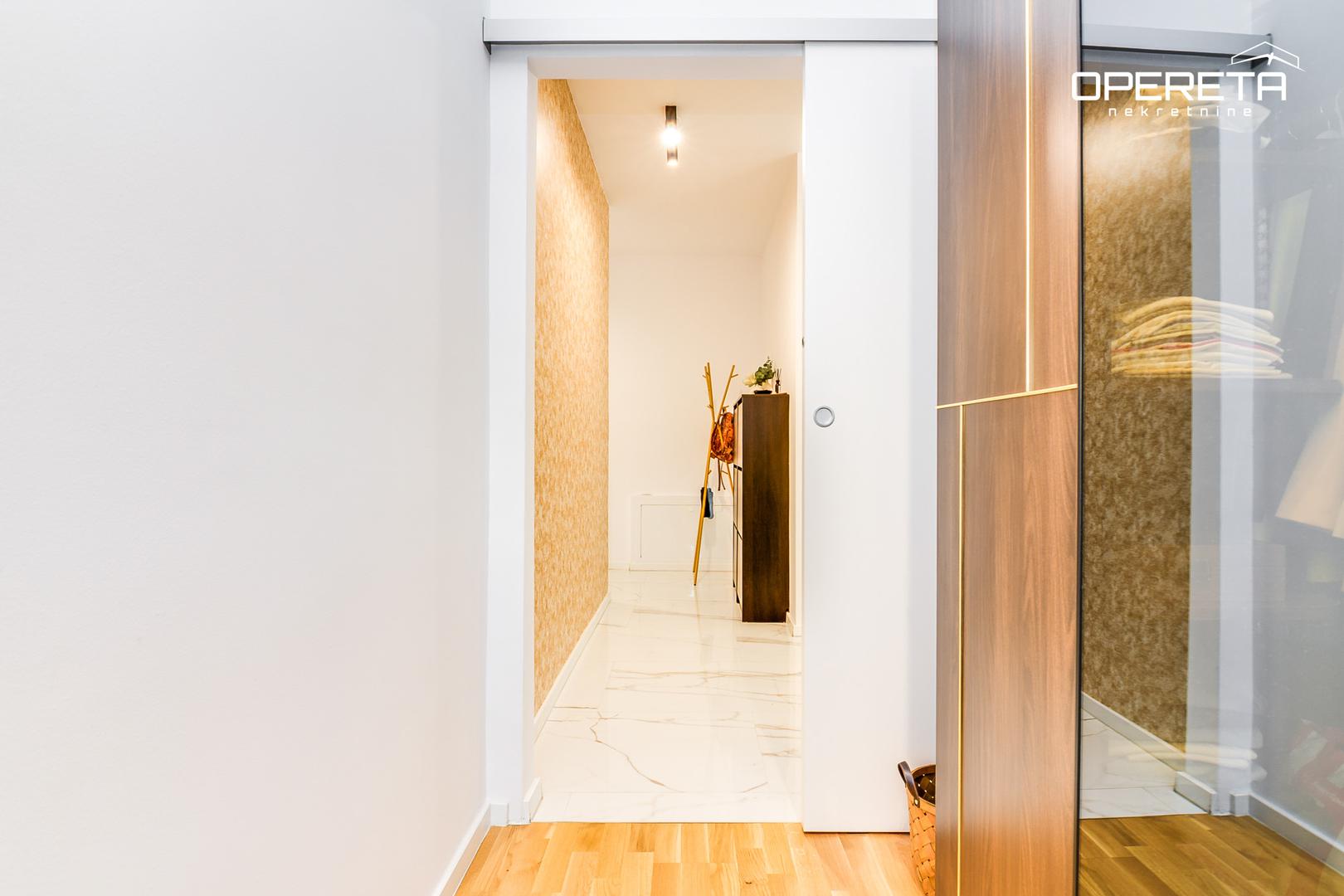 Također, stan uključuje parkirno mjesto površine 14,58 m²  što omogućuje sigurno i udobno parkiranje.