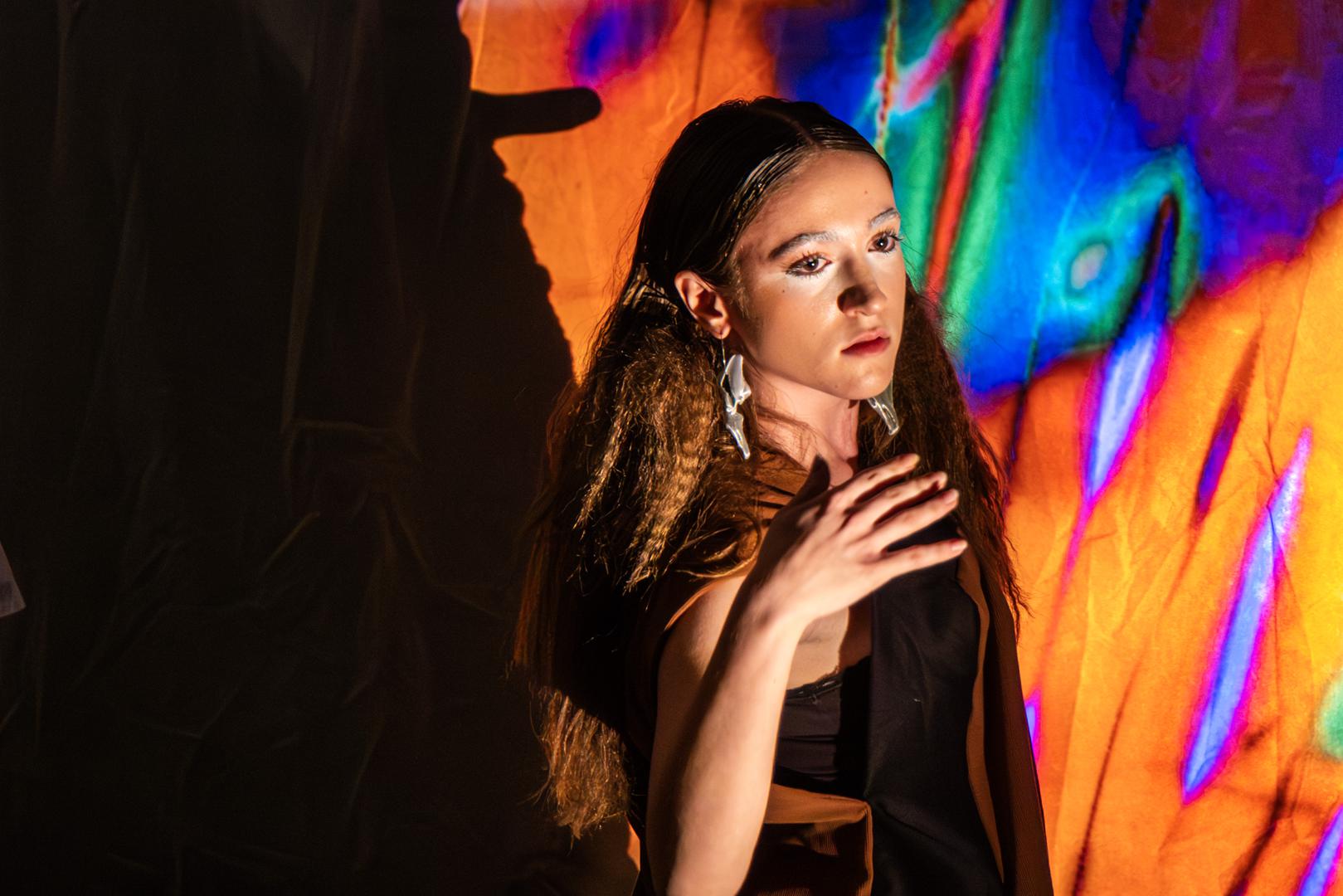 U prepunom Klubu-knjižari Giardini 2, sinoć, u srijedu 25. veljače, došlo je do spajanja različitih generacija i krugova, tako utjelovljujući ideju performansa i modne revije Outer Rule – Inner Freedom / Vanjsko pravilo - unutarnja sloboda (ORIF/VPUS), koju su ozarene posjetiteljice i posjetitelji ispratili dugim, entuzijastičnim pljeskom