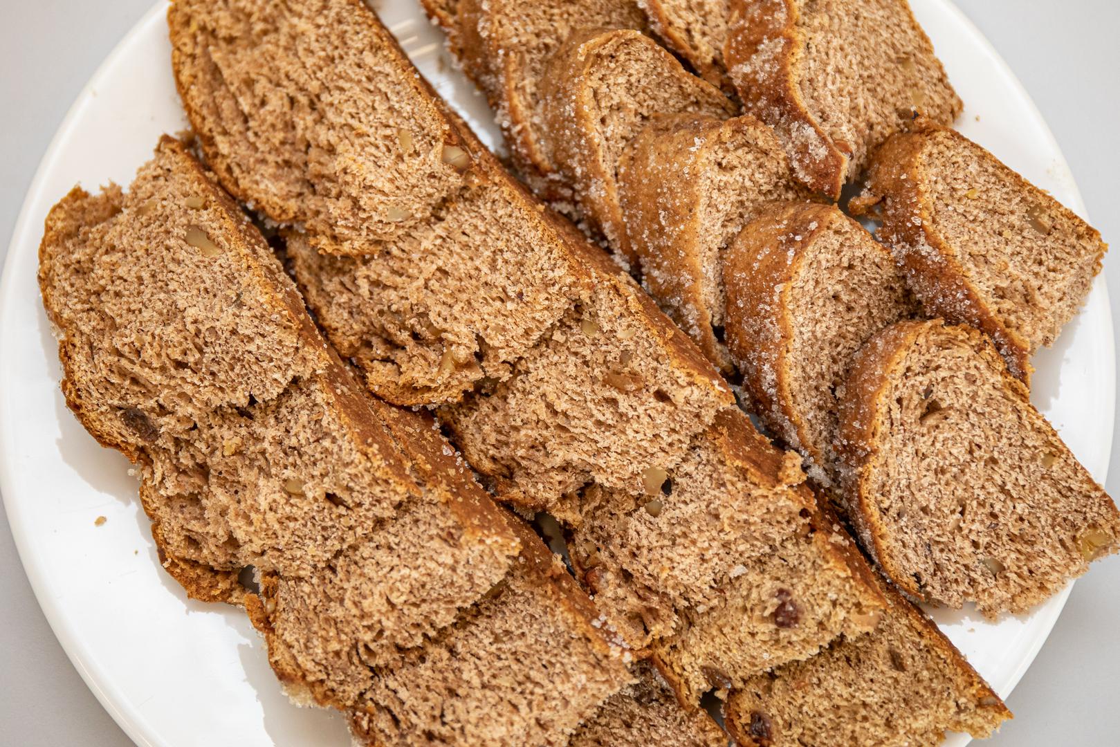 39. Lumblija - kolač okruglog oblika, dobiven pečenjem dizanog tijesta. Za pripremu se koriste glatko pšenično brašno, šećer, maslinovo ulje, svinjska mast ili maslac, varenik, bademi, orasi, grožđice, mljeveni klinčići, cimet, muškatni oraščić, korijander, anis, korica limuna i naranče, vanilin šećer, rakija, pekarski kvasac, mlijeko, voda i sol.  Dopušteno područje proizvodnje ograničeno je na otok Korčulu.