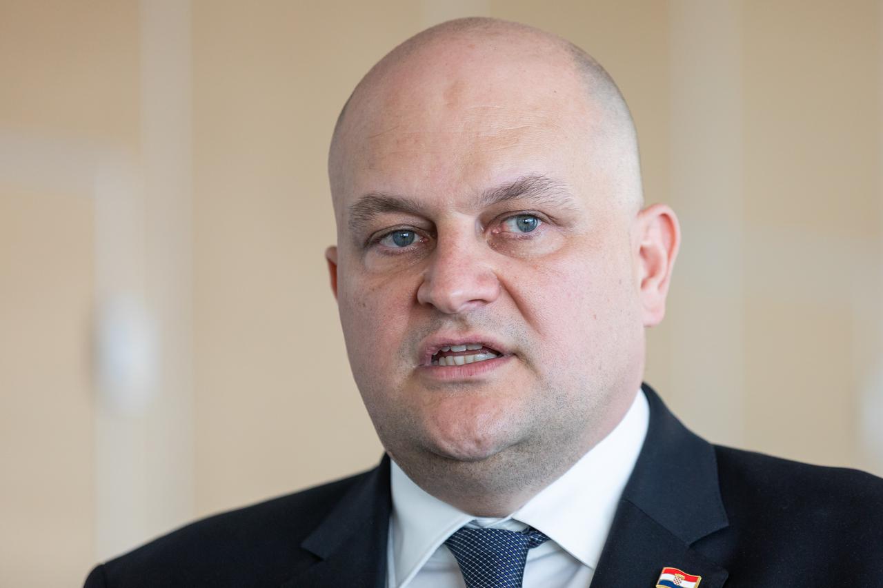 Dubrovnik: Ministar Ante Šušnjar na konferenciji za medije o temi naknade za priključenje na električnu energiju