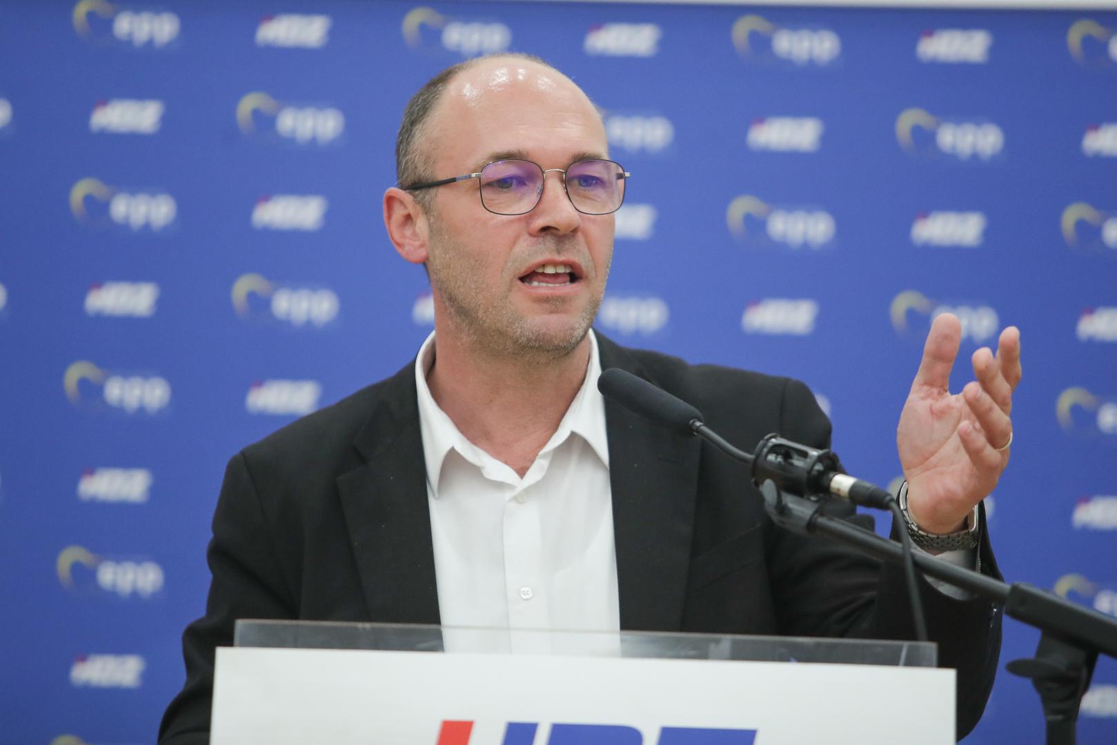 Prvi primjer je HDZ-ov kandidat za EU izbore Davor Ivo Stier koji je zapravo imao više dvojnika.