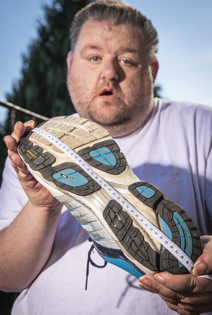 Naime, on trenutačno nosi isključivo bijele Adidas tenisice broj 54 jer samo u njih stane, a posao zbog ovog problema ne može pronaći već devet godina. 