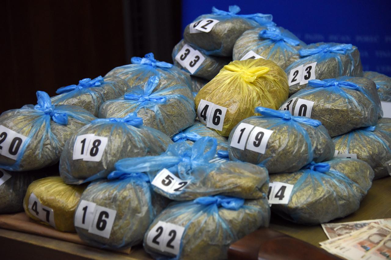Pula: Nedozvoljeno trgovali s više od osam tona duhana, policija našla i oružje i 6 kilograma marihuane