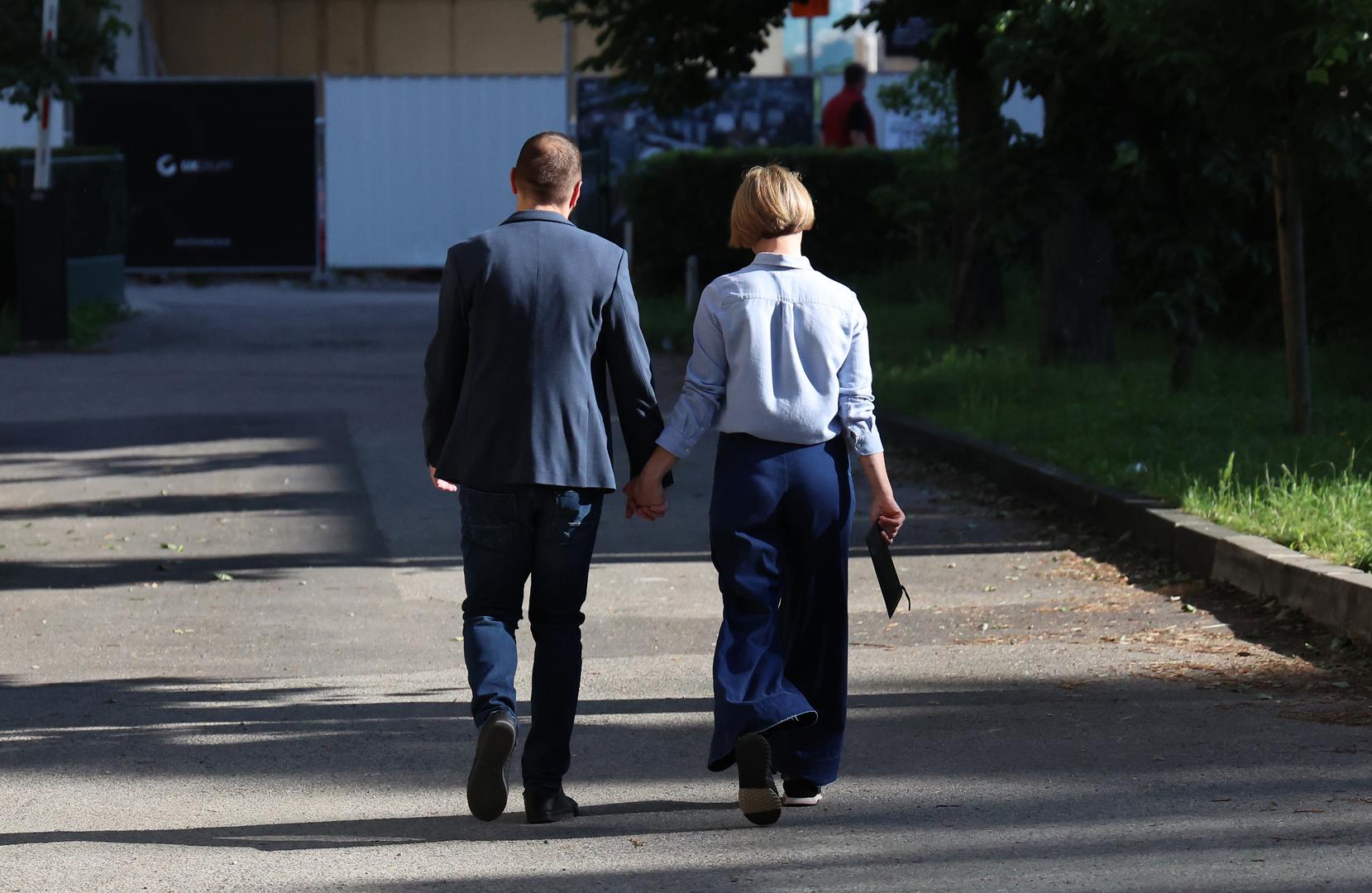 Iva i Tomislav upoznali su se 2008. godine preko zajedničkih prijatelja, a nakon zaruka 2015. godine u Lisabonu, vjenčali su se 2016. u kapelici na Sljemenu. 