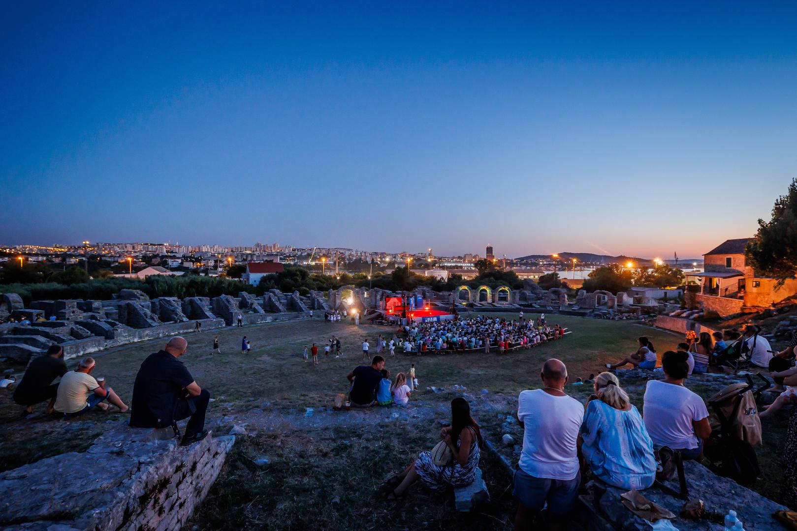 Amfiteatar u Saloni: Na najzapadnijoj točki Solina (Salone) nalazi se najprepoznatljivija građevina rimske arhitekture, Amfiteatar, iz druge polovice 2. stoljeća poslije Krista. Ostaci tako impozantnog rimskog amfiteatra govore da su se u gradu Saloni tek održavale borbe gladijatora. Građevina je bila elipsoidnog oblika, s tri etaže na južnoj i jednom etažom na sjevernoj strani, koja je bila pogodno položena na prirodnom brežuljku. Unatoč relativno malim dimenzijama (125 x 100 metara vanjske ovojnice i 65 x 40 metara arene), salonitanski amfiteatar moglo je okupirati od 15.000 do 18.000 gledatelja. Gledalište je bilo podijeljeno u tri razine, dvije donje sa sjedalima i gornju za stajanje.