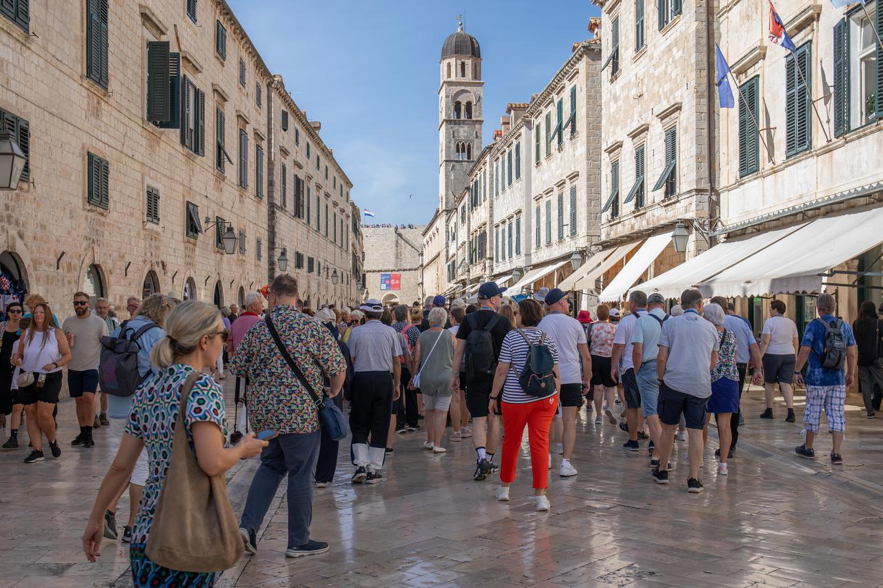 Dubrovnik i dalje vrvi turistima