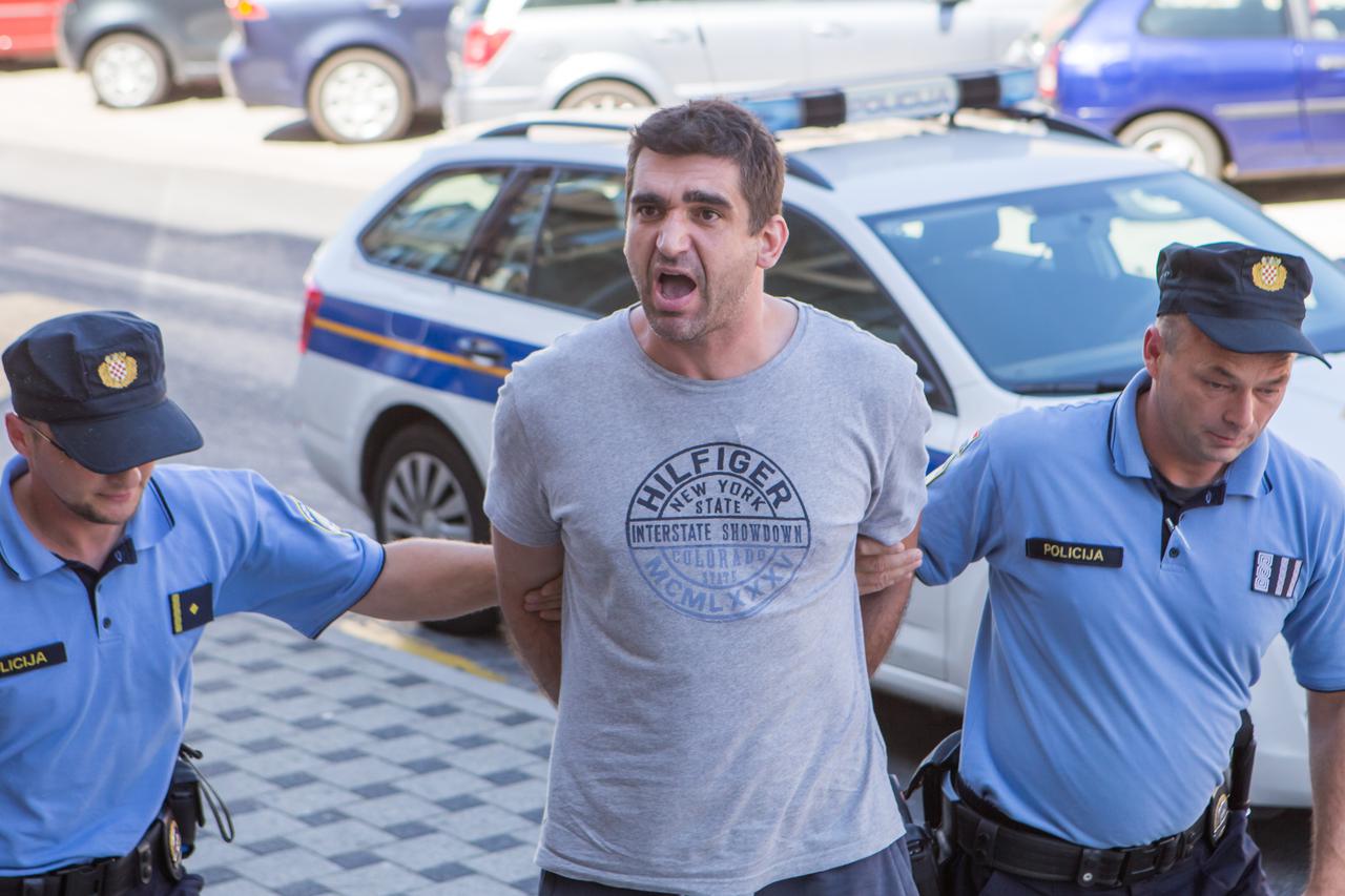 Dubrovnik: Policija privodi osumnjičenog za oružanu pljačku stana na Konalu