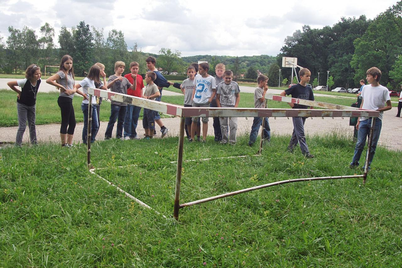 \'09.06.2011., Popovaca - Na ucenika 8.razreda OS Popovaca Viktora Milata za vrijeme nastave tjelesnog odgoja pao je gol i tersko ga ozlijedio.(DJECA NA SLICI,ZAMUTITI LICA) Photo:Nikola Cutuk/PIXSELL