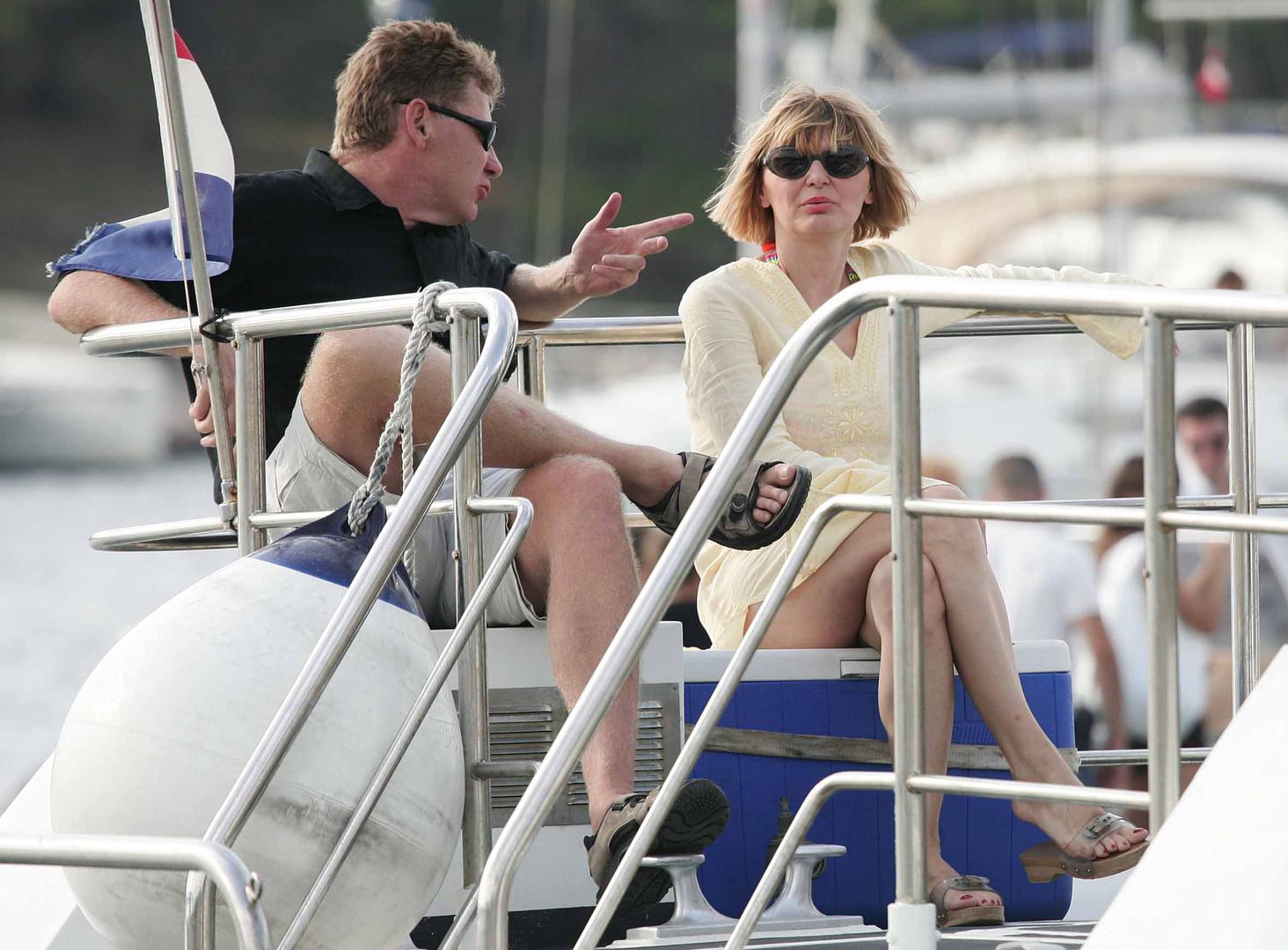 12.08.2005., Zdrilce,Pakleni otoci - Predsjednik Stjepan Mesic u drustvu kcerki  Dunje i Sase posjetio je restoran Antonio Patak u uvali Zdrilca  Photo: Davor Puklavec/PIXSELL