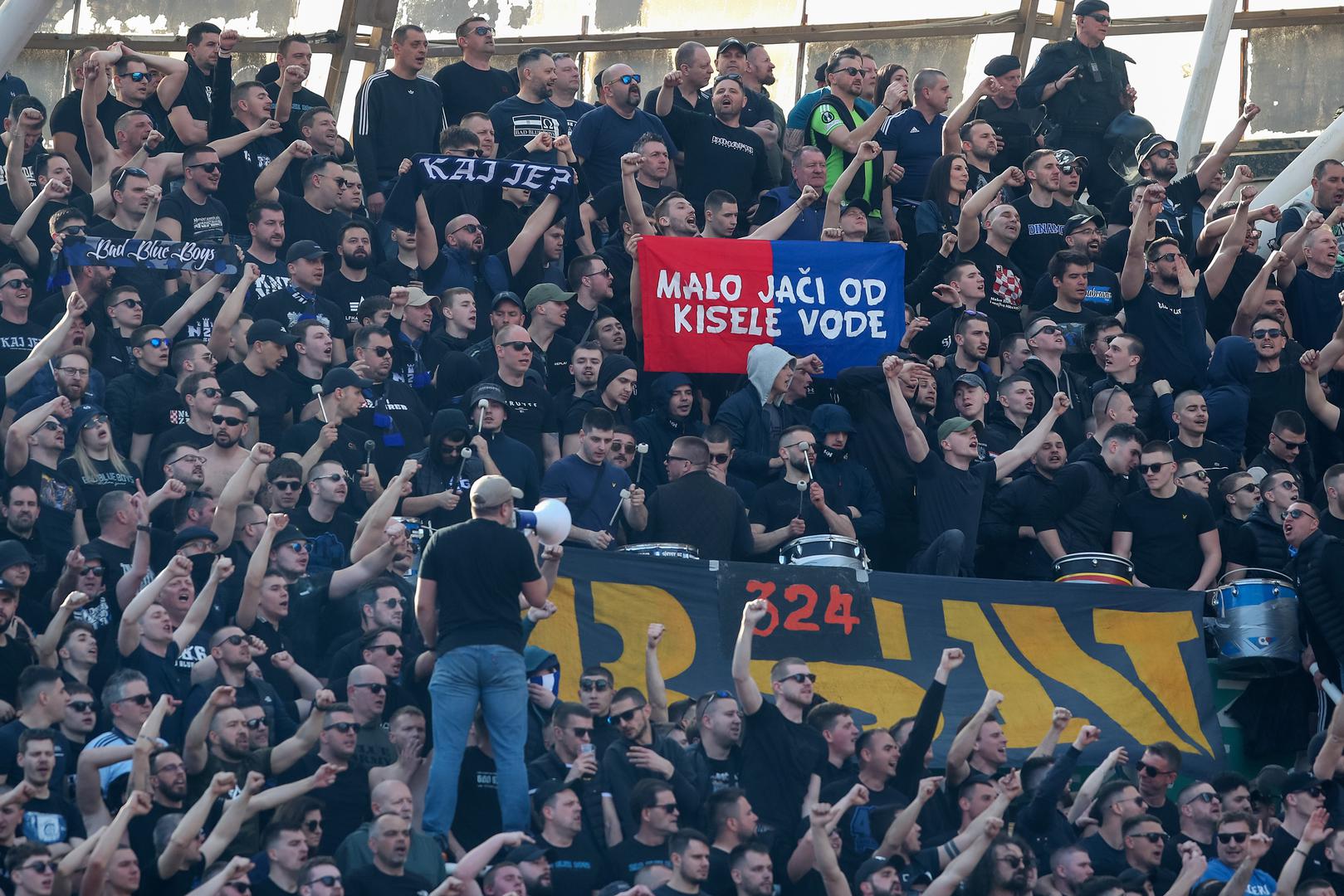 Mora se pohvaliti navijače obiju momčadi koji cijelo vrijeme gromoglasno podržavaju igrače te zasad nema incidenata na tribinama.