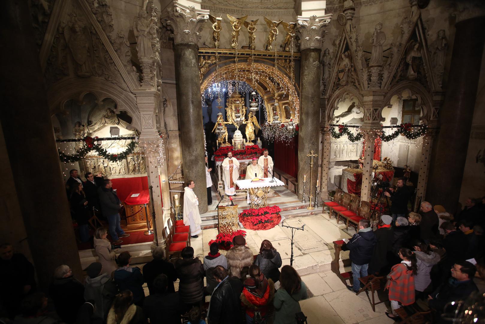 Katolici diljem svijeta slave Božić, blagdan Isusovog rođenja, a tradicija je i odlazak i polnoćku. 