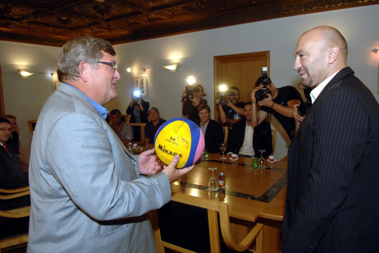'16.09.2010. Rijeka, Prijem u salonu Grada za zlatne vaterpoliste Samira Baraca, Igora Hinica i Damira Burica. Kapetan vaterpolo reprezentacije Samir Barac poklanja gradonacelniku Vojku Obersnelu lopt