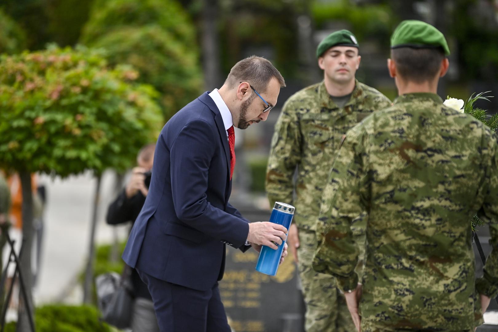 Zagrebački gradonačelnik Tomislav Tomašević, s Lukom Korlaetom, Joškom Klisovićem i ostalim izaslanstvom Grada, položio je vijence i zapalio svijeće na Mirogoju, povodom Dana Državnosti, Dana branitelja grada Zagreba i Dana grada Zagreba. 