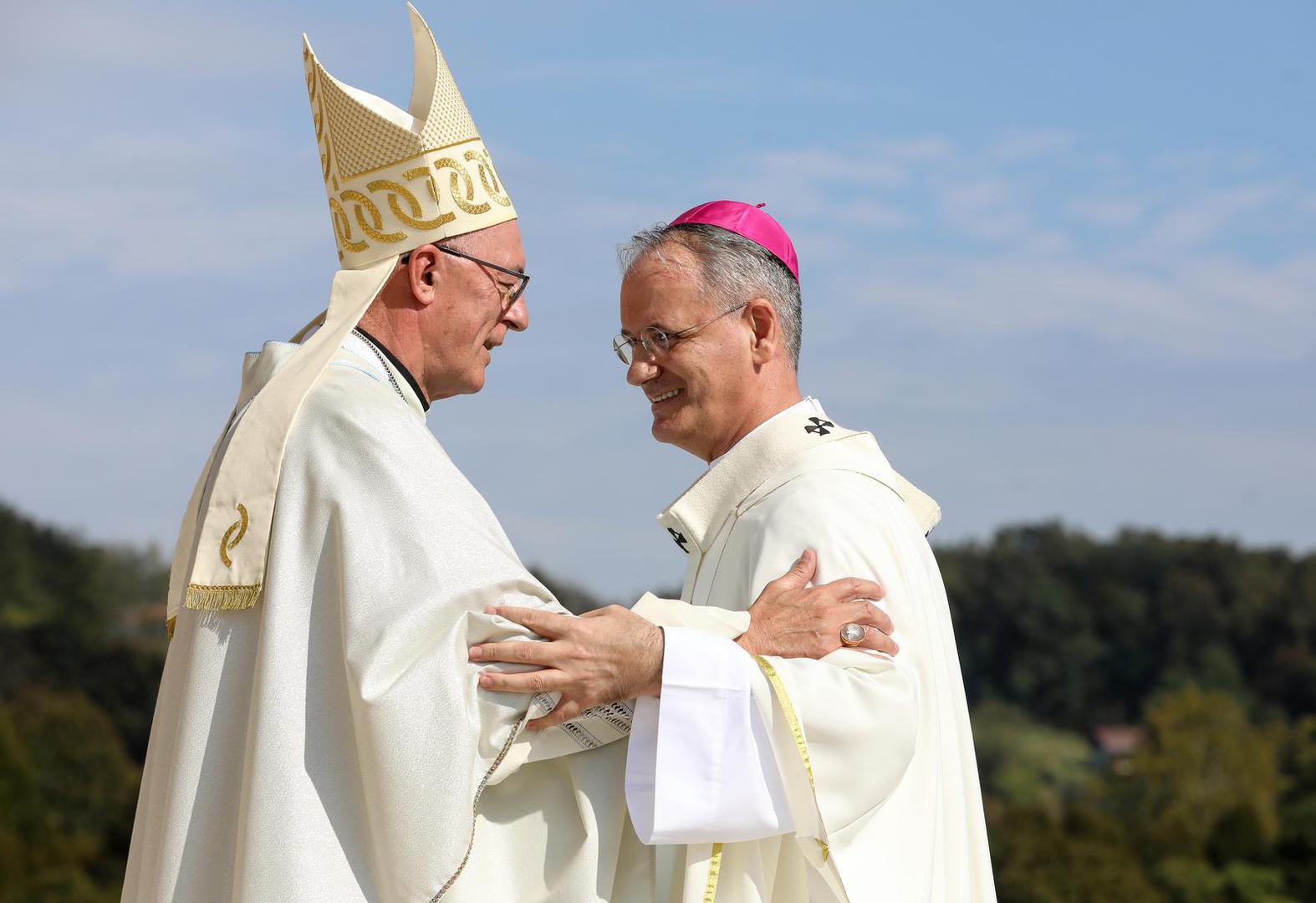 30.09.2023.,Marija Bistrica, u nacionalnom svetistu Majke Bozje Bistricke u Mariji Bistrici iz zraka  se kao zavjet Majci Bozjoj i znak zahvale za Stepincevu beatifikaciju s neba prosute latice od 10 000 ruza na prostor crkve na otvorenom. Na samom pocetku svete mise apostolski nuncij u RH nadbiskup Giorgio Lingua predao je Palij liturgijski znak sto ga nose nadbiskupi novom nadbiskupu zagrebackom Drazenu Kutlesi.    Photo: Robert Anic/PIXSELL