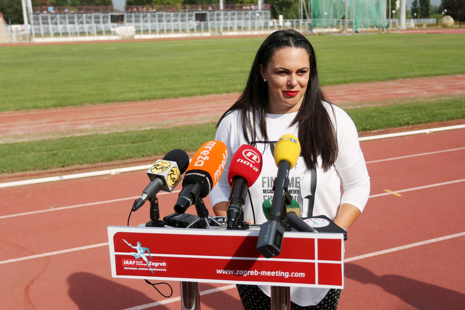 S njim je često bila viđena u javnosti i vodila je govore.