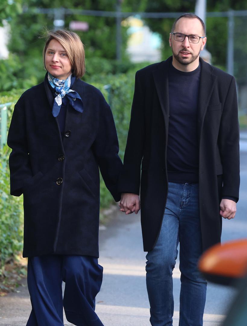 "Prije pet godina medeni smo mjesec žena i ja proveli na Annapurni. Išli smo do nekih pet tisuća metara nadmorske visine, sve je trajalo nekih dva-tri tjedna. I baš su tada, za vrijeme tog našeg medenog mjeseca, u Hrvatskoj bili oni prosvjedi 'Hrvatska može bolje', pa smo onda u nekom selu jedva našli papir i marker te napravili neki transparent, fotkali se, našli neki internet i poslali odatle, iz Nepala, podršku prosvjedu. Eto, aktivizam je bio prisutan čak i na medenom mjesecu", prisjetio se Tomislav u razgovoru za Večernji list.