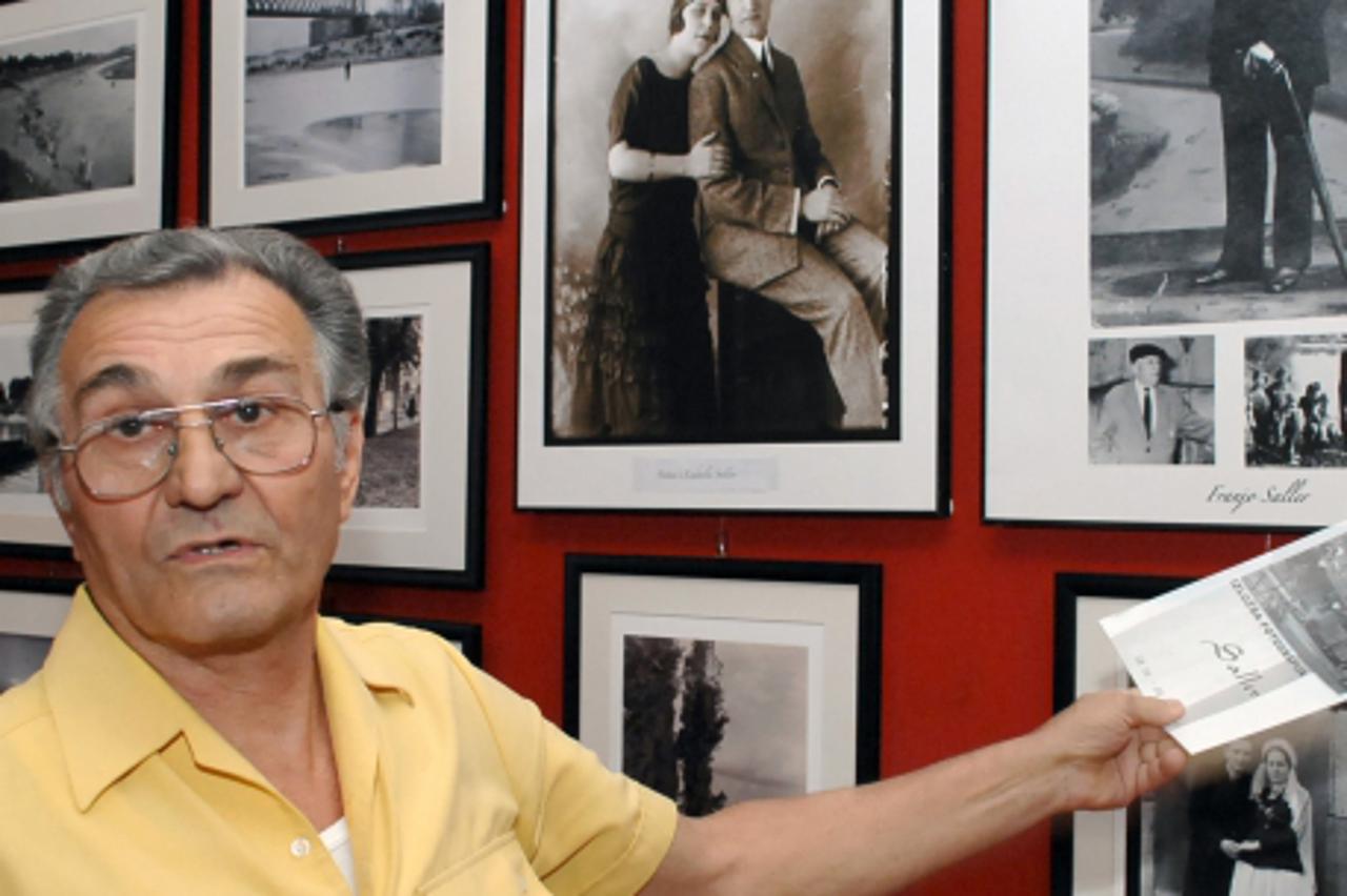 'sisak - 09.06.2010., Sisak - Zeljko Saller kraj fotogrfija svoga djeda Franje ma izlozbi u fotogaleriji Siscia obscura. Photo:Nikola Cutuk/PIXSELL'