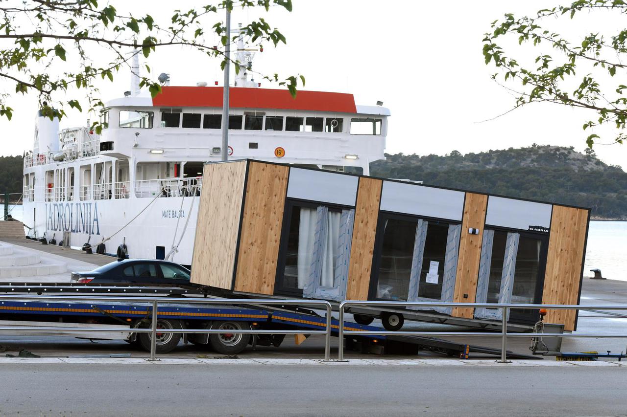 Šibenik: I mobilna kućica odlazi trajektom na otok uoči početka turističke sezone