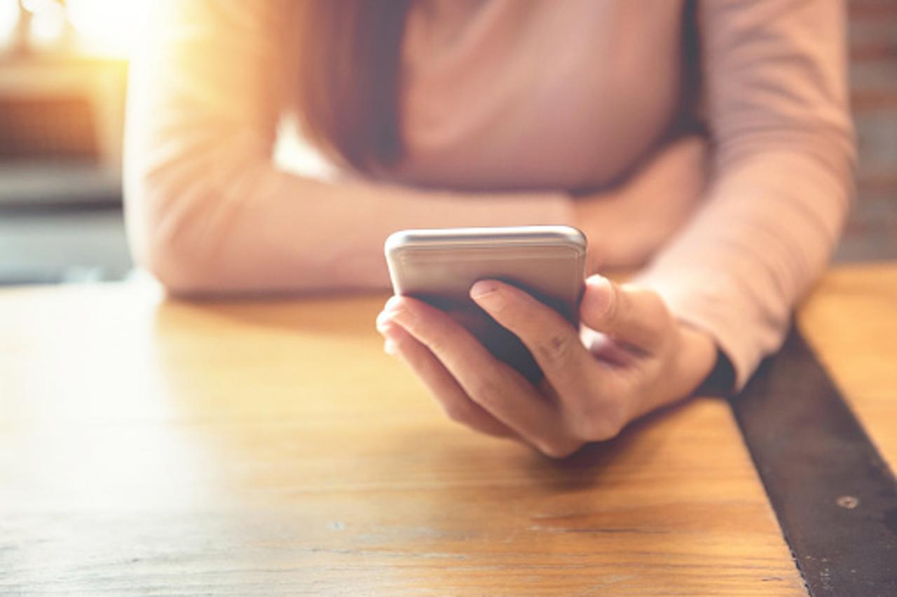 Žena i mobitel