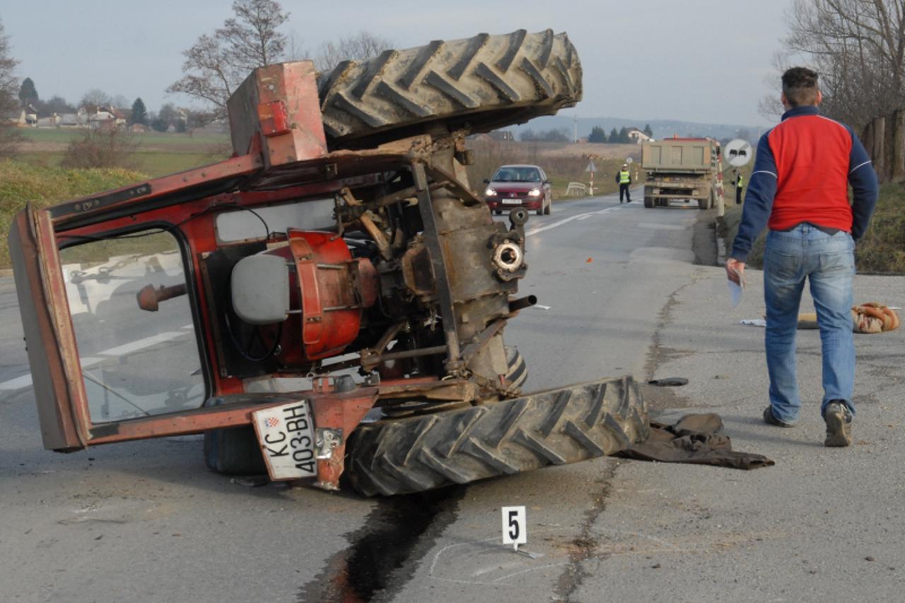 'pod 06 02 2008....koprivnica stradao traktorist u saobracajnoj nesreci....koprivnica snimio: josip maljak'