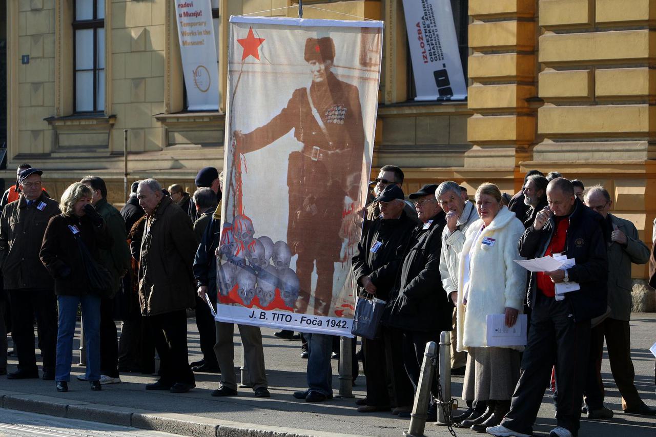 Zagreb: Prosvjednici traže da se Trg maršala Tita preimenuje u Kazališni trg
