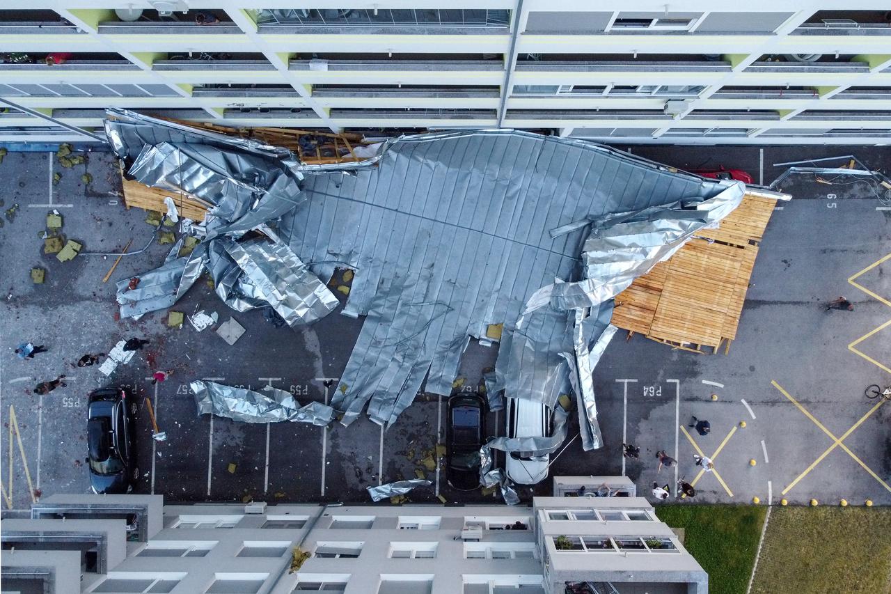 POGLED IZ ZRAKA - U olujnom nevremenu u naselju Špansko krov sa zgrade pao je na automobile