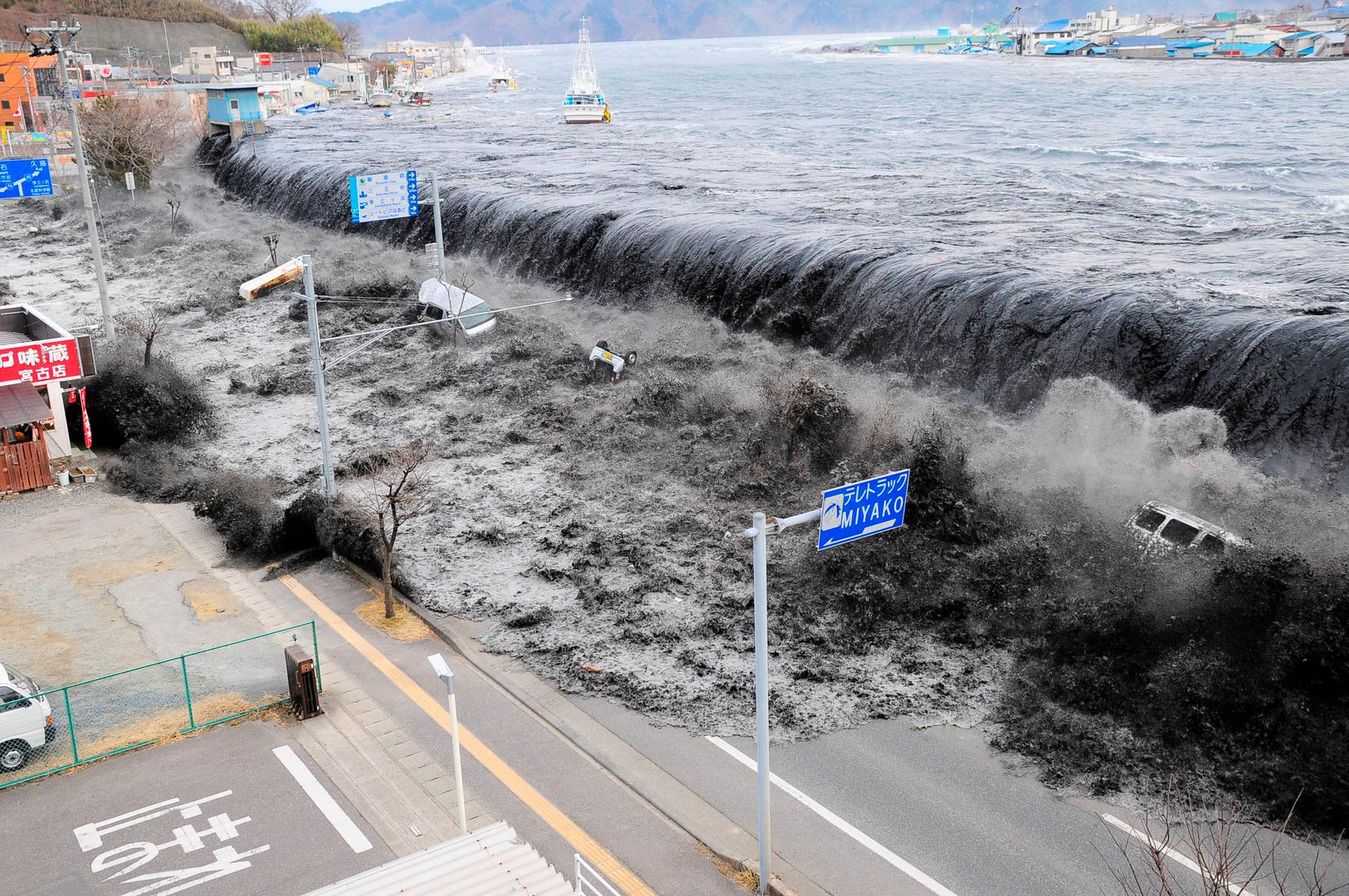 Razorni val približava se gradu Miyakou nakon što je potres magnitude 8,9 pogodio istoimeno područje u Japanu 11. ožujka 2011.