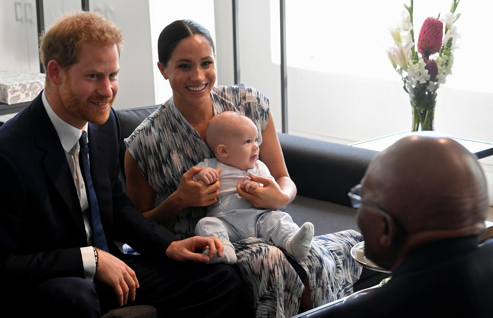 Danas je kraljevski par sa sinom posjetio nadbiskupa Desmonda Tutua u Cape Townu. Meghan je ulazeći u kuću nadbiskupa držala Archieja u naručju, a maleni je radoznalo gledao sve oko sebe.