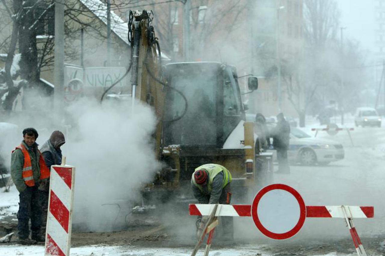 cijev, pukmuće, majstori, popravak (1)