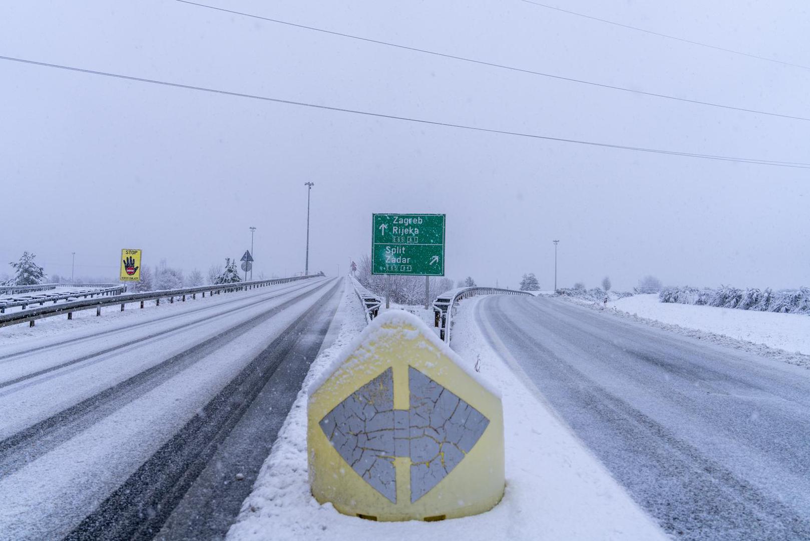 Vozače upozoravamo da prilagode brzinu i način vožnje uvjetima na cestama i ne kreću na put bez propisane zimske opreme.