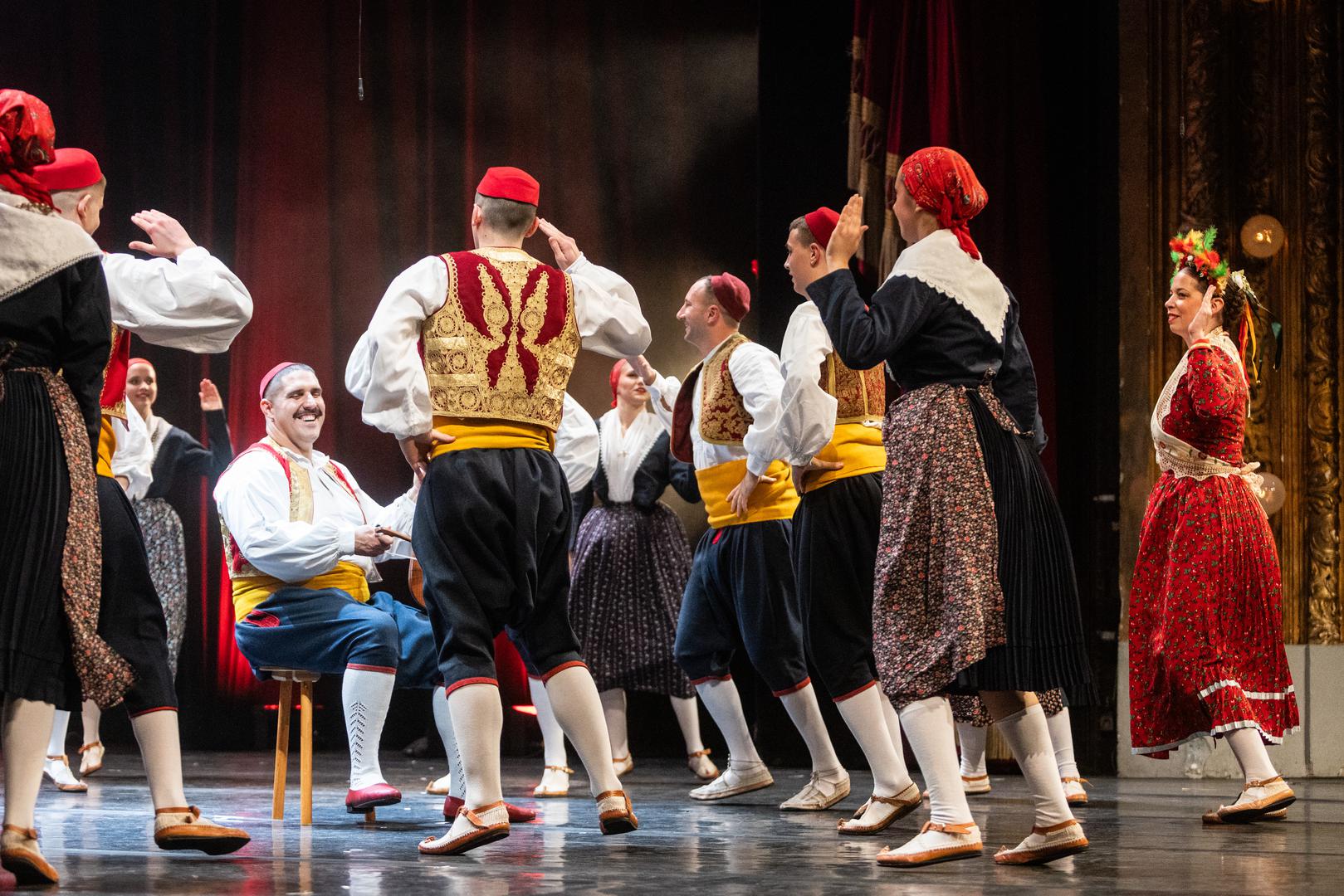 Osnovan 1965. godine, Folklorni ansambl Linđo nosi ime po najpoznatijem plesu Dubrovačkog primorja, Župe dubrovačke i Konavala – kolu poskočici Linđo