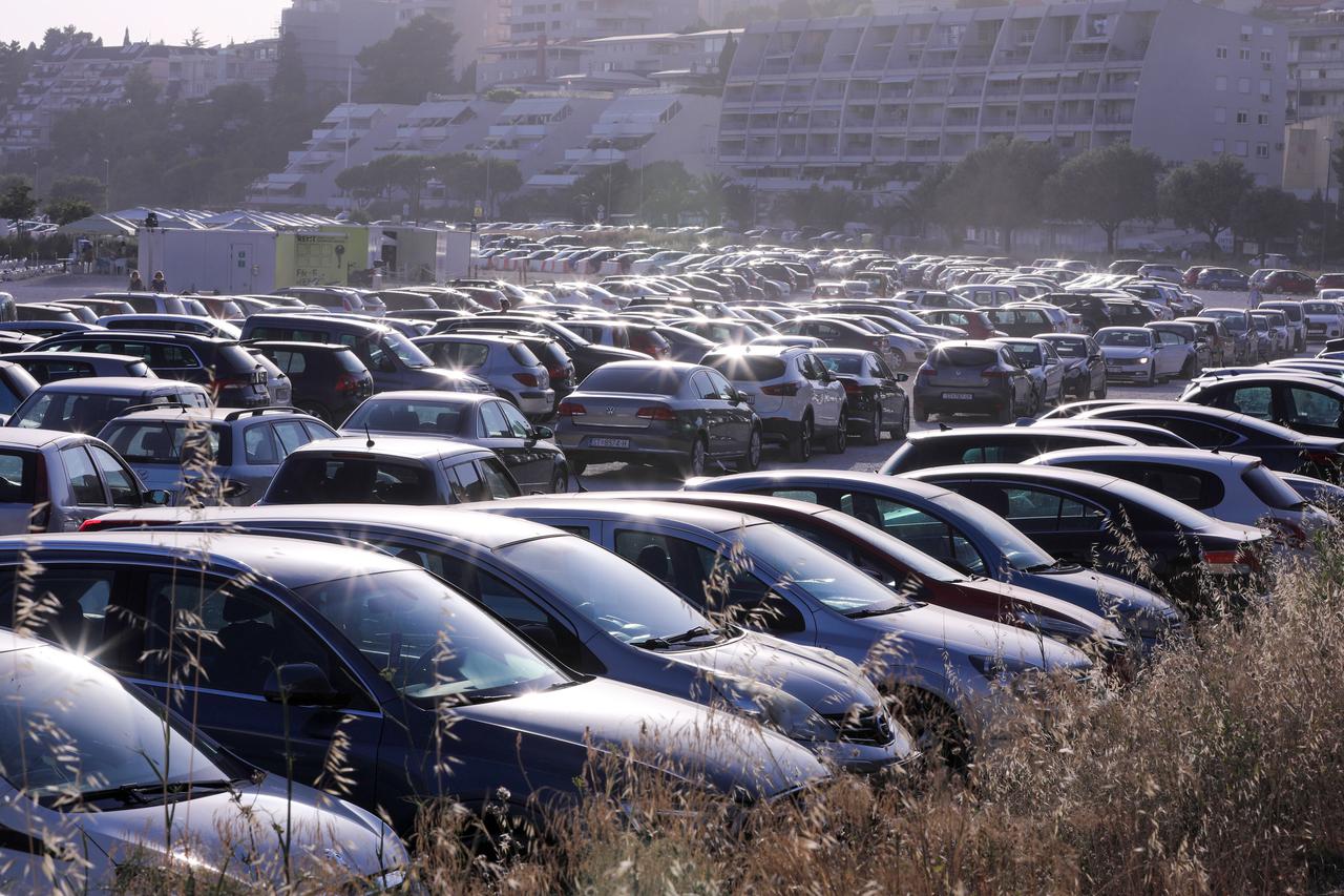 Split: Plaža na žnjanskom platou i u kasno poslijepodne puna je kupača koji traže osvježenje od vrućina