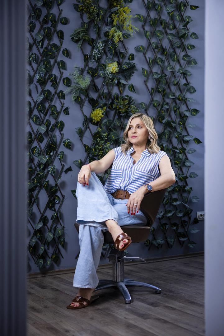  Iako se povukla iz javnog života, Nives i dalje nastupa u kazalištu. Pandemiju je iskoristila za hobije poput vrtlarstva i restauracije namještaja. 