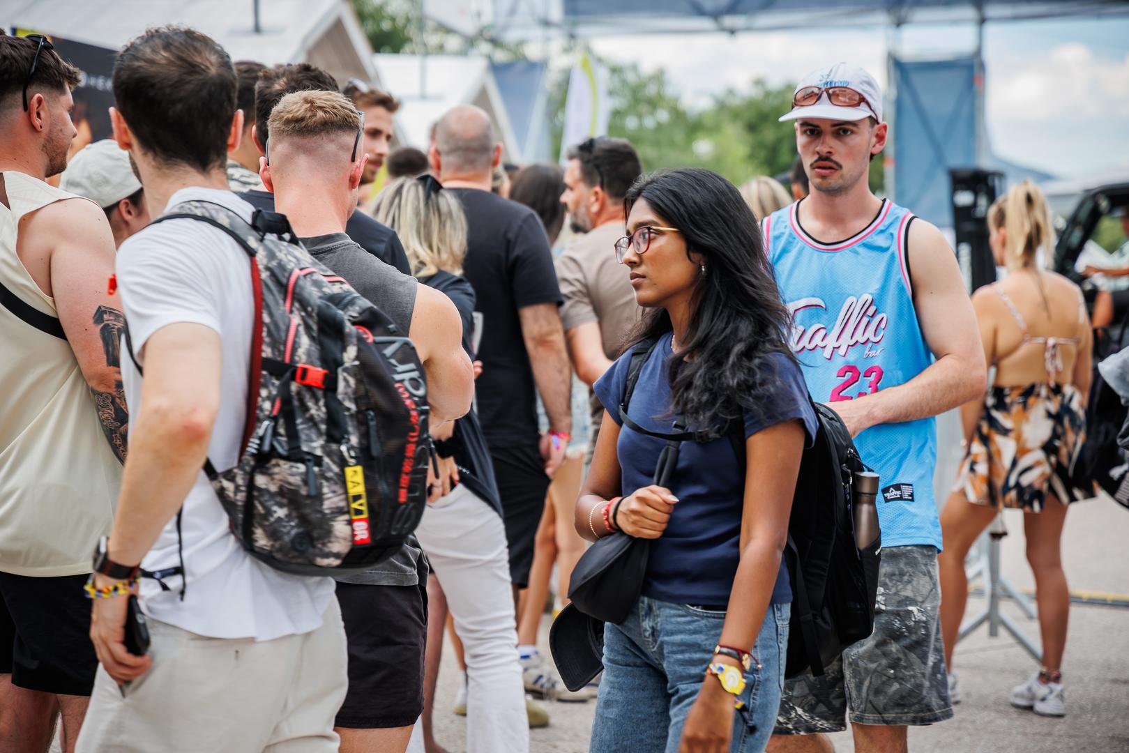 Dodao je kako će posjetitelji ove godine, u ograničenom broju, moći izaći na UMF pozornicu iza DJ-a, sudjelovati u sponzorskim aktivacijama i preuzeti fotografije na svojim mobilnim uređajima, čime se želi približiti iskustvo nastupa iz perspektive izvođača.