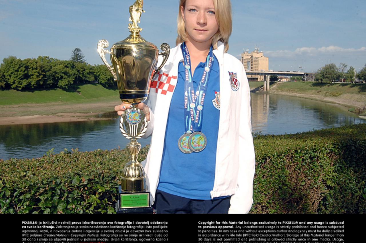 '16.09.2013., Sisak - Mlada sportska ribolovka Matea Minanov na nedavno odrzanom Svjetskom prvenstvu u ribolovu u Sloveniji osvojila je naslov viceprvakinje svijeta i tako ostvarila najveci uspjeh u p